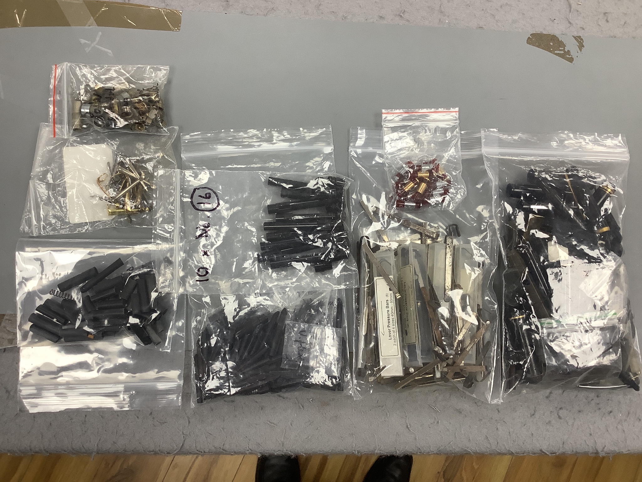 Fountain pen repairer's workshop spare parts, a large quantity